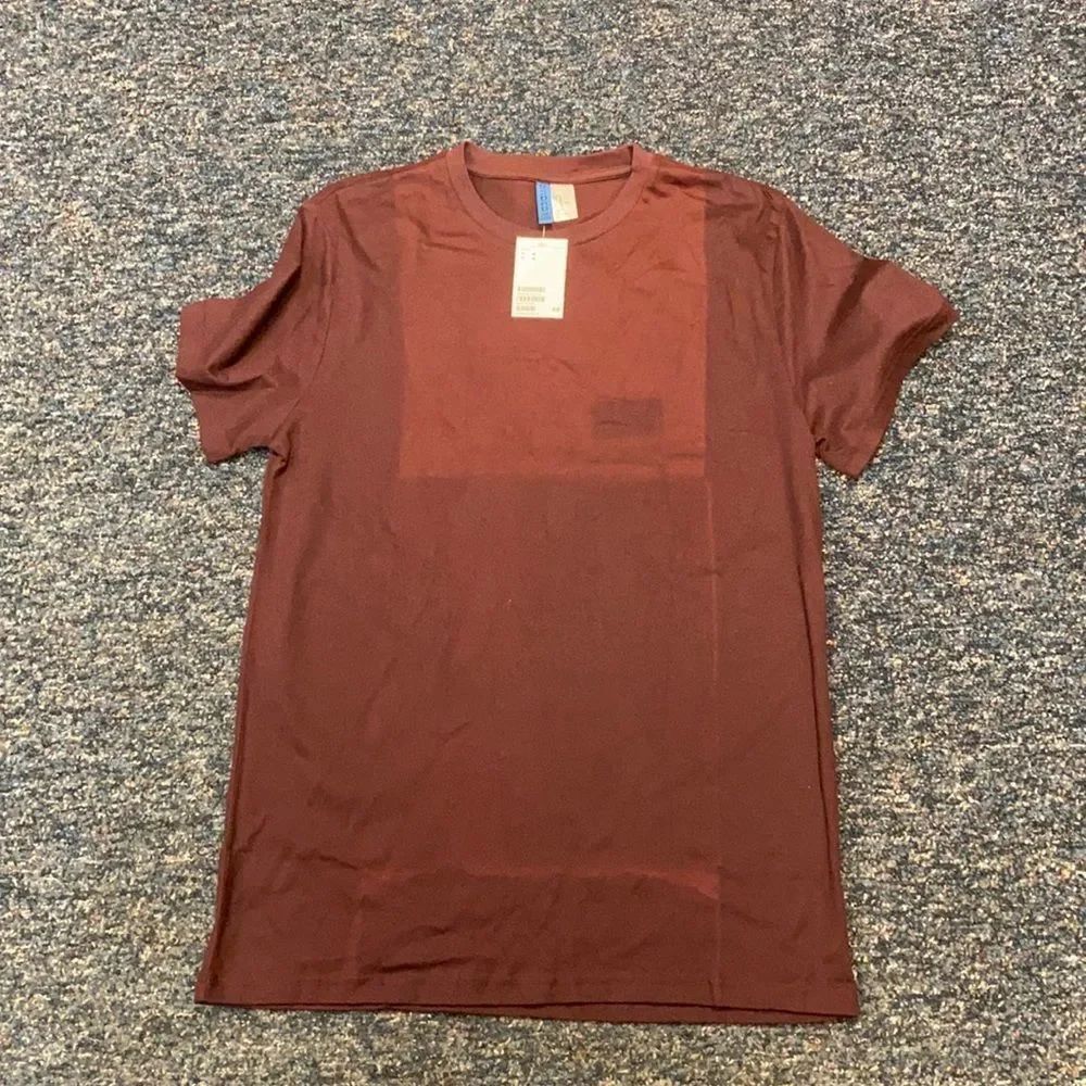 Hi& M tee sz. M NWT